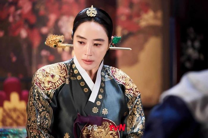 Song Hye Kyo đối đầu chị đại Kim Hye Soo ở giải thưởng diễn xuất-1