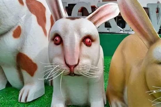 Hết hồn hình ảnh linh vật chào năm mới ở Indonesia