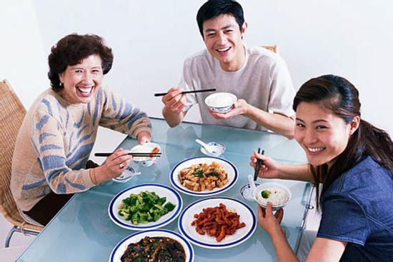 Mẹ chồng tai quái bỗng thương con dâu nhờ một động thái của con trai