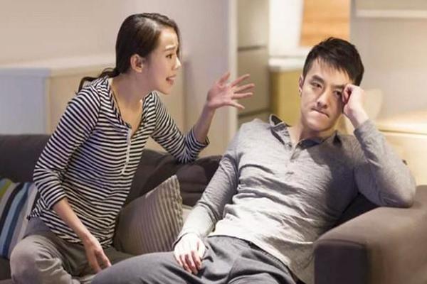 Chồng lộ bản tính ki bo, bạo lực khi cùng vợ đi mua điện thoại-1