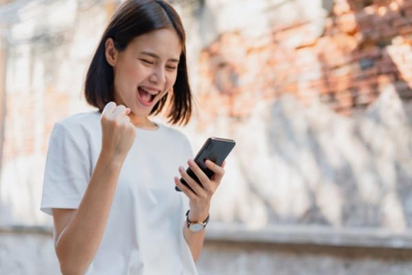 Chồng lộ bản tính ki bo, bạo lực khi cùng vợ đi mua điện thoại-2