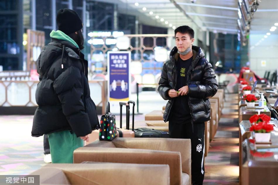 Hề Mộng Dao và chồng thiếu gia tình tứ nơi công cộng-3