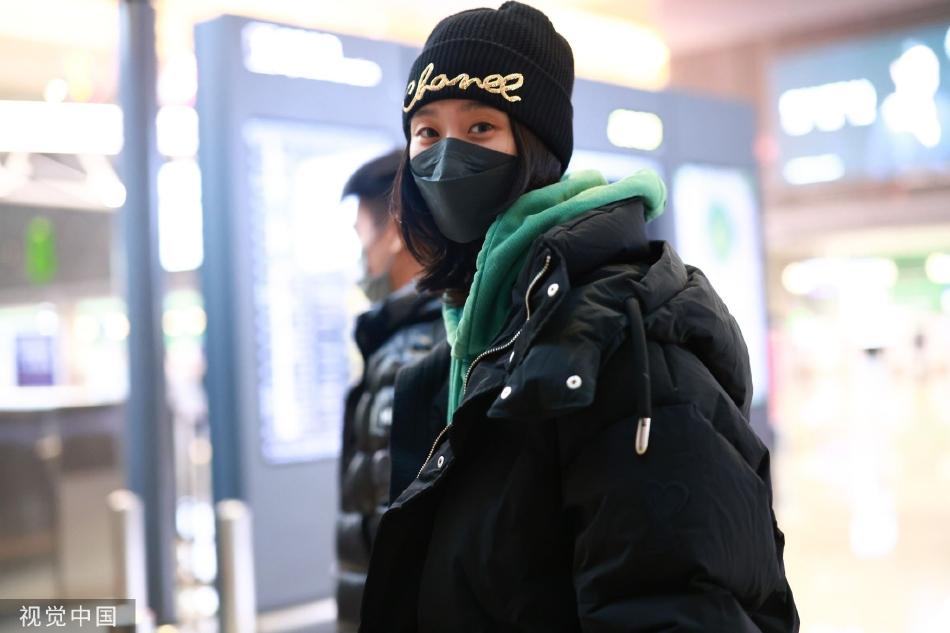 Hề Mộng Dao và chồng thiếu gia tình tứ nơi công cộng-5