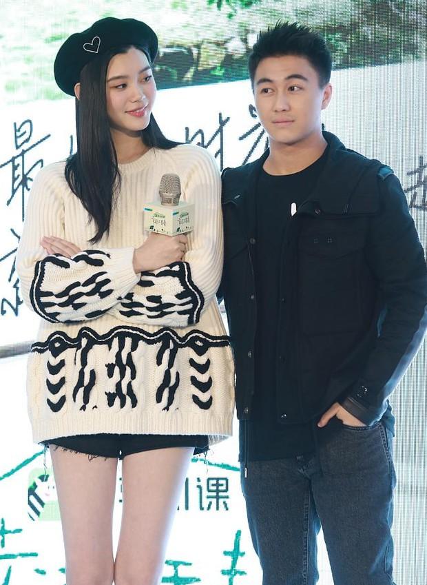 Hề Mộng Dao và chồng thiếu gia tình tứ nơi công cộng-7