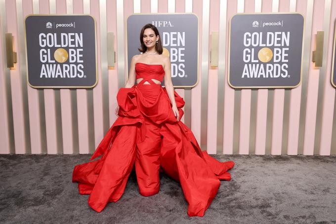 Thảm đỏ Quả cầu vàng: Selena Gomez phát tướng, Jenna Ortega quyến rũ-1