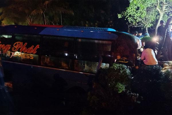 Cả trường đang chào cờ, một ông lom khom chui vào lớp... trộm tiền-2