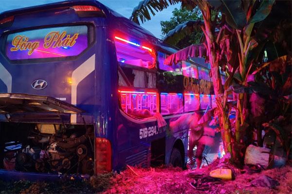 Trộm khống chế tài xế, giật vô lăng khiến xe khách lao xuống kênh-1