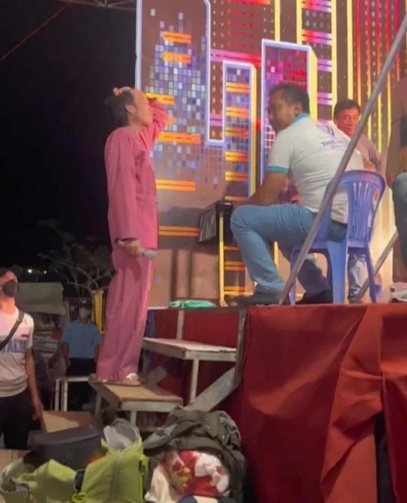 Hoài Linh lủi thủi đi hát hội chợ, may mắn được khán giả chào đón-2