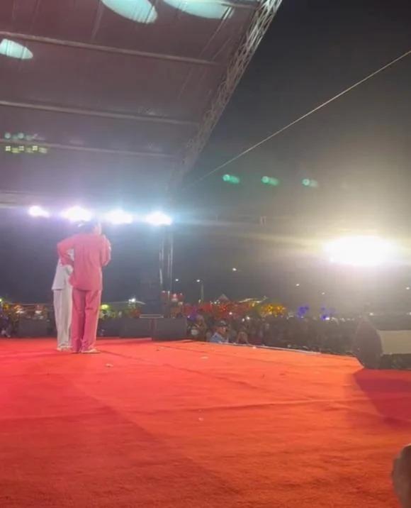 Hoài Linh lủi thủi đi hát hội chợ, may mắn được khán giả chào đón-3