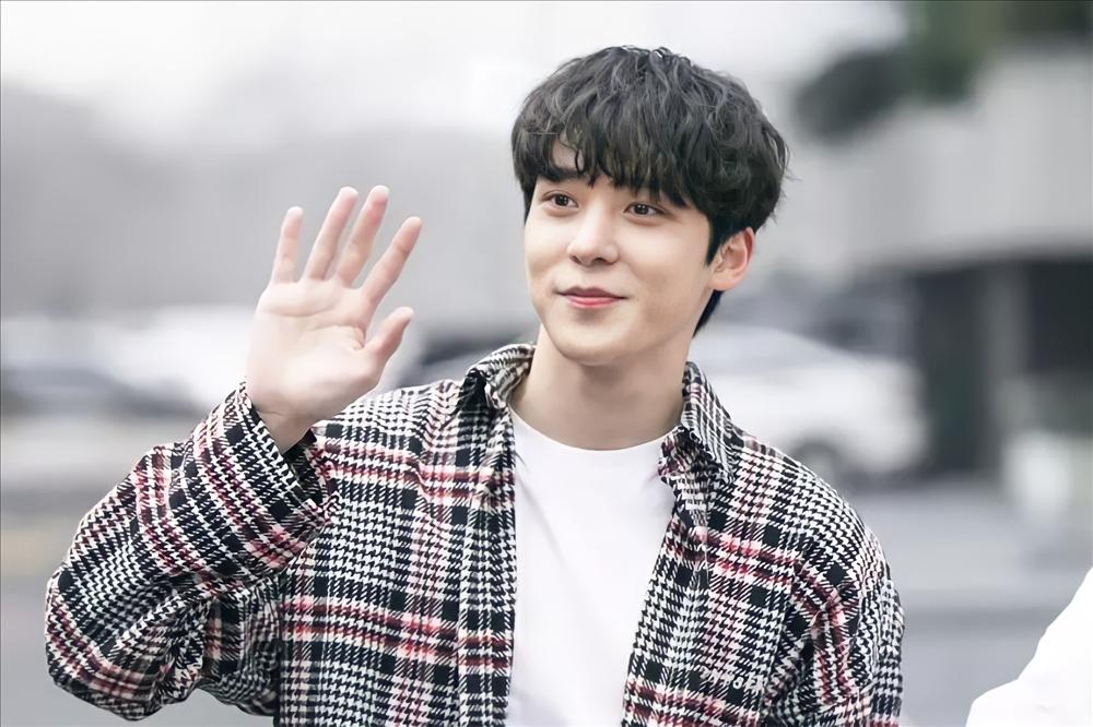 Idol nam bị fan nữ quấy rối ngay tại sự kiện fancall-1