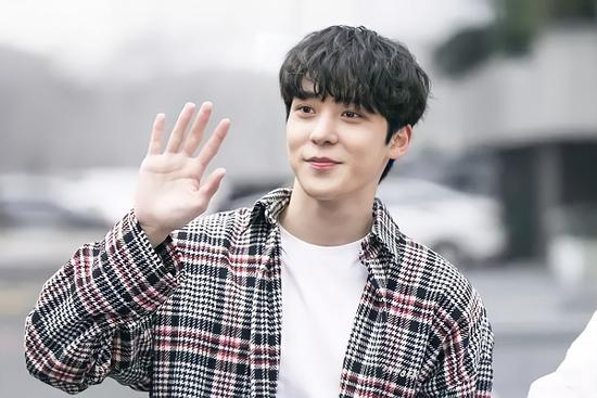 Idol nam bị fan nữ quấy rối ngay tại sự kiện fancall