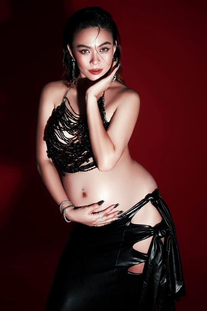 Mâu Thủy nén những cơn đau luyện yoga giai đoạn cuối thai kỳ-6