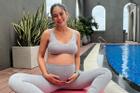 Mâu Thủy nén những cơn đau luyện yoga giai đoạn cuối thai kỳ