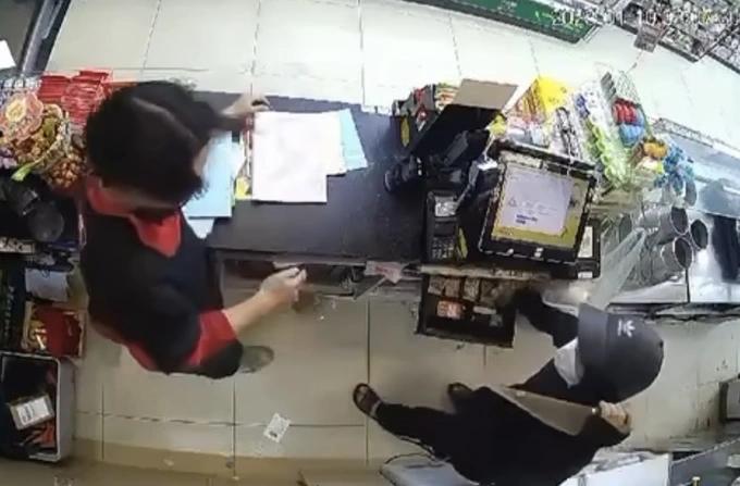 Danh tính kẻ cướp liên tiếp 4 cửa hàng tiện lợi ở Hà Nội-2