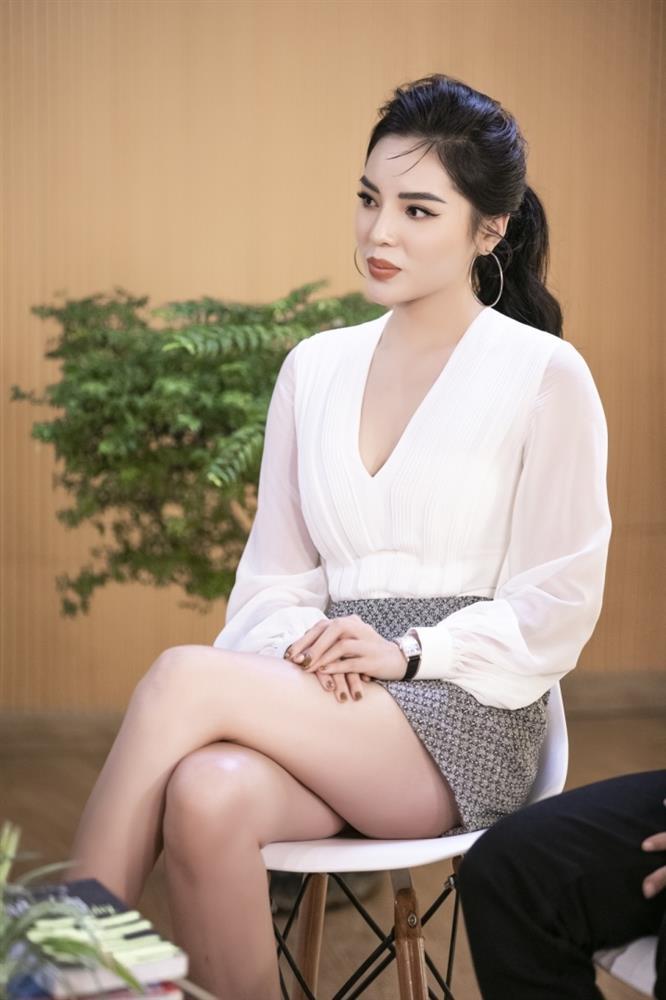 Hoa hậu Việt và những lần bị chỉ trích có hành vi lệch chuẩn-2