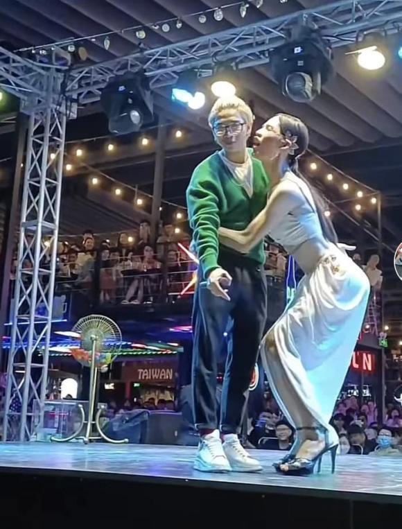 Chi Dân phát hoảng vì bị 3 fan nữ cưỡng hôn trên sân khấu-2