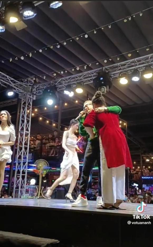 Chi Dân phát hoảng vì bị 3 fan nữ cưỡng hôn trên sân khấu-3