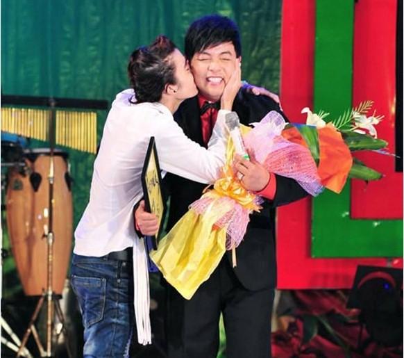 Chi Dân phát hoảng vì bị 3 fan nữ cưỡng hôn trên sân khấu-4