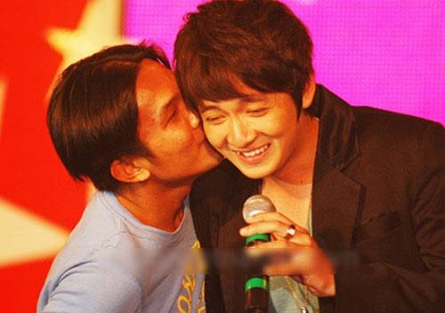 Chi Dân phát hoảng vì bị 3 fan nữ cưỡng hôn trên sân khấu-5