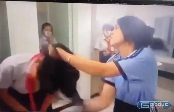 Đề xuất tạm dừng việc học với nữ sinh tát bạn tới tấp 24 cái-1