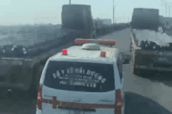 Clip: 2 xe tải dàn hàng ngang cản đường xe cứu thương-1