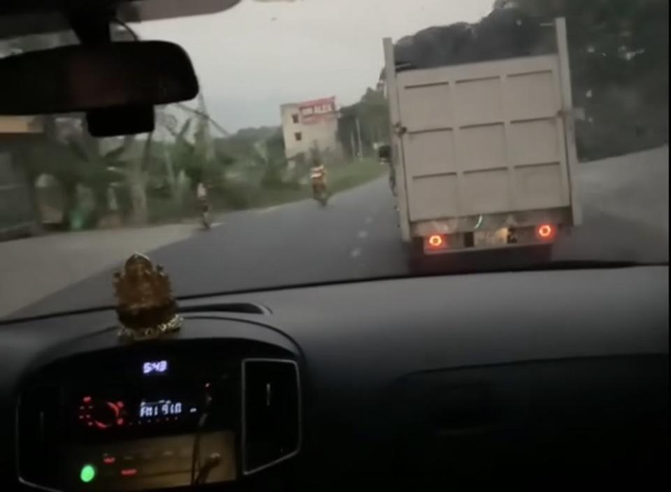 Clip: 2 xe tải dàn hàng ngang cản đường xe cứu thương-2