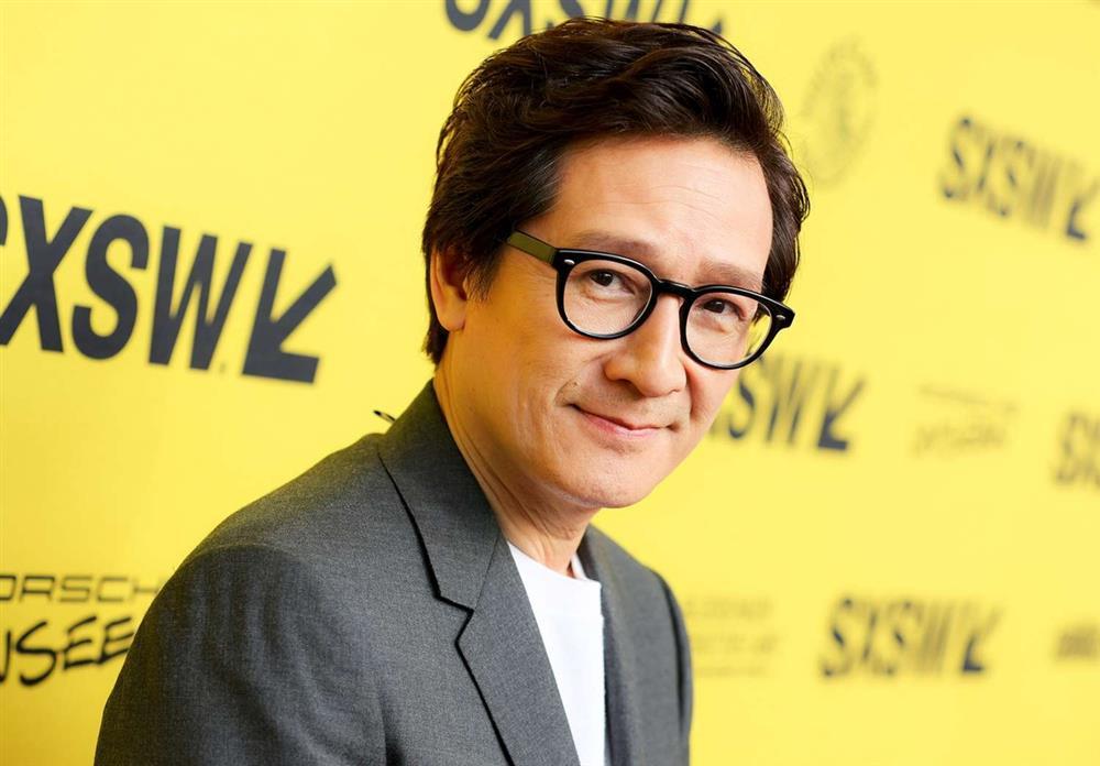 Nam diễn viên gốc Việt thắng Brad Pitt ở Quả cầu Vàng là ai?-4