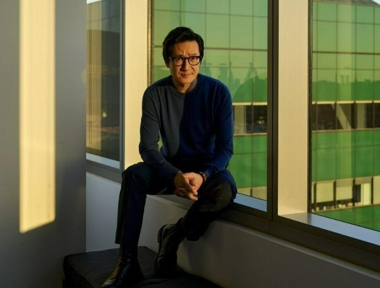 Nam diễn viên gốc Việt thắng Brad Pitt ở Quả cầu Vàng là ai?-5