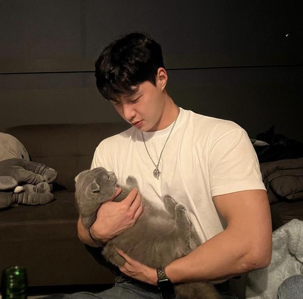 Bạn trai tin đồn Hương Giang: Người mẫu Hàn Quốc, soái ca 6 múi-4