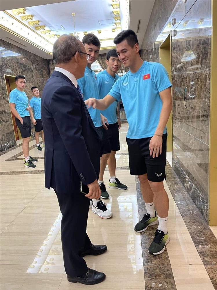 Thầy Park lên đồ đi dự tiệc, dàn trò cưng xúm lại tỏ thái độ-2