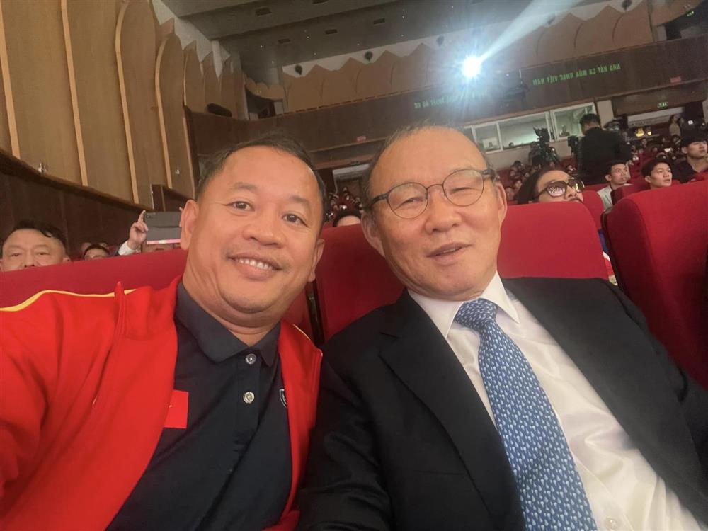 Thầy Park lên đồ đi dự tiệc, dàn trò cưng xúm lại tỏ thái độ-1