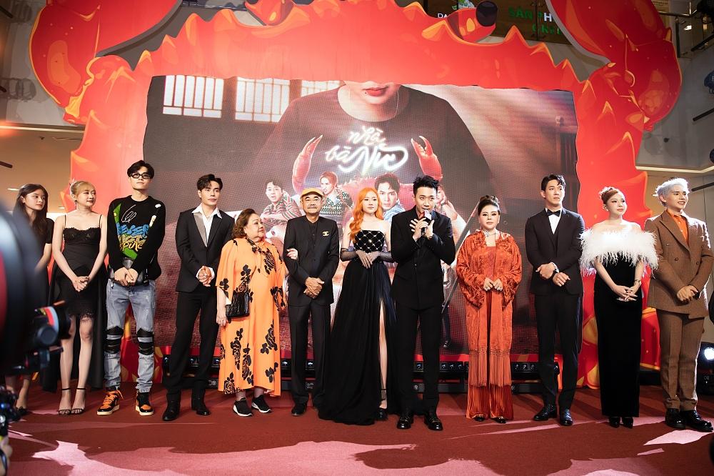 Hari Won tình tứ Trấn Thành, mẹ con Tiên Nguyễn hiếm hoi đi ra mắt phim-1