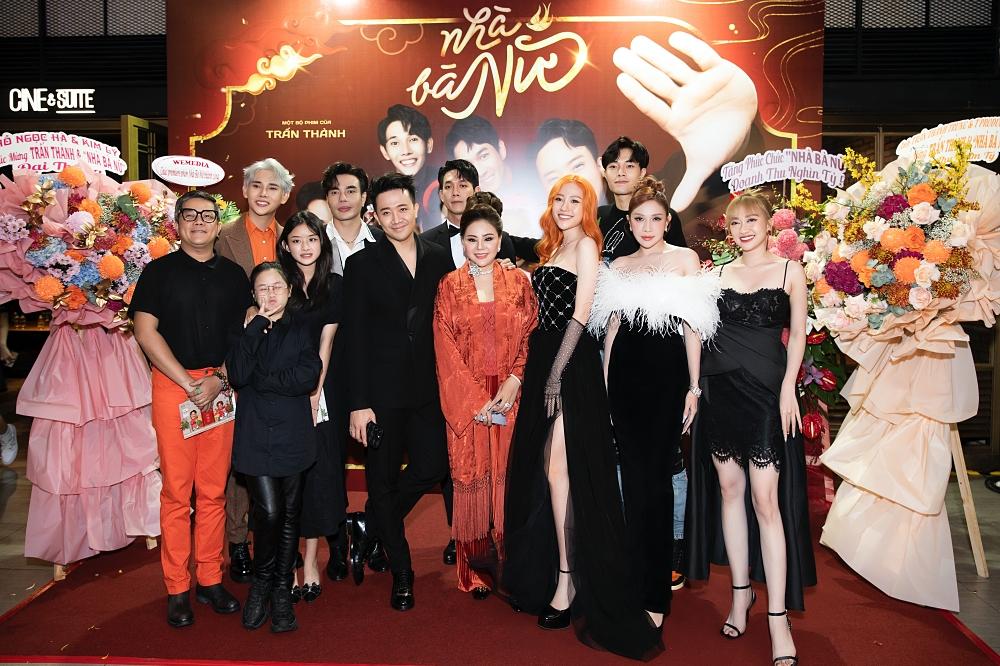 Hari Won tình tứ Trấn Thành, mẹ con Tiên Nguyễn hiếm hoi đi ra mắt phim-2