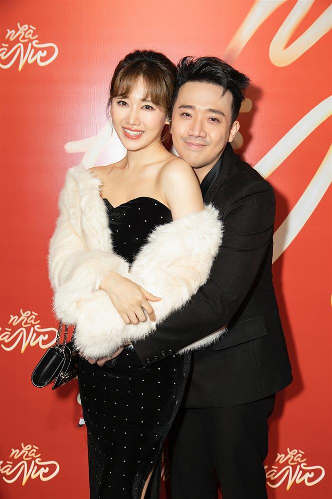 Hari Won tình tứ Trấn Thành, mẹ con Tiên Nguyễn hiếm hoi đi ra mắt phim-3