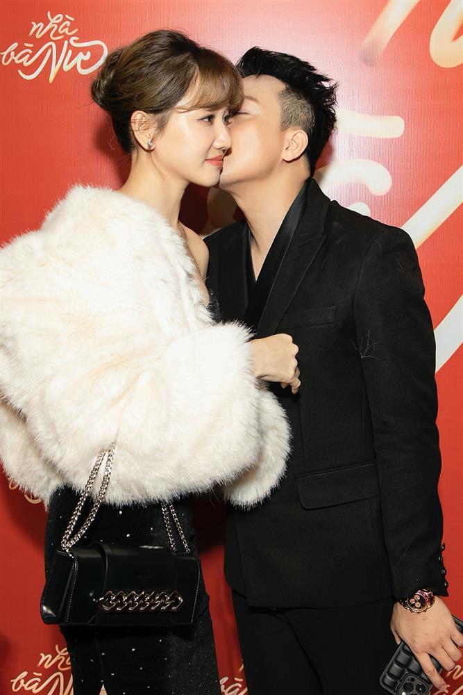 Hari Won tình tứ Trấn Thành, mẹ con Tiên Nguyễn hiếm hoi đi ra mắt phim-4