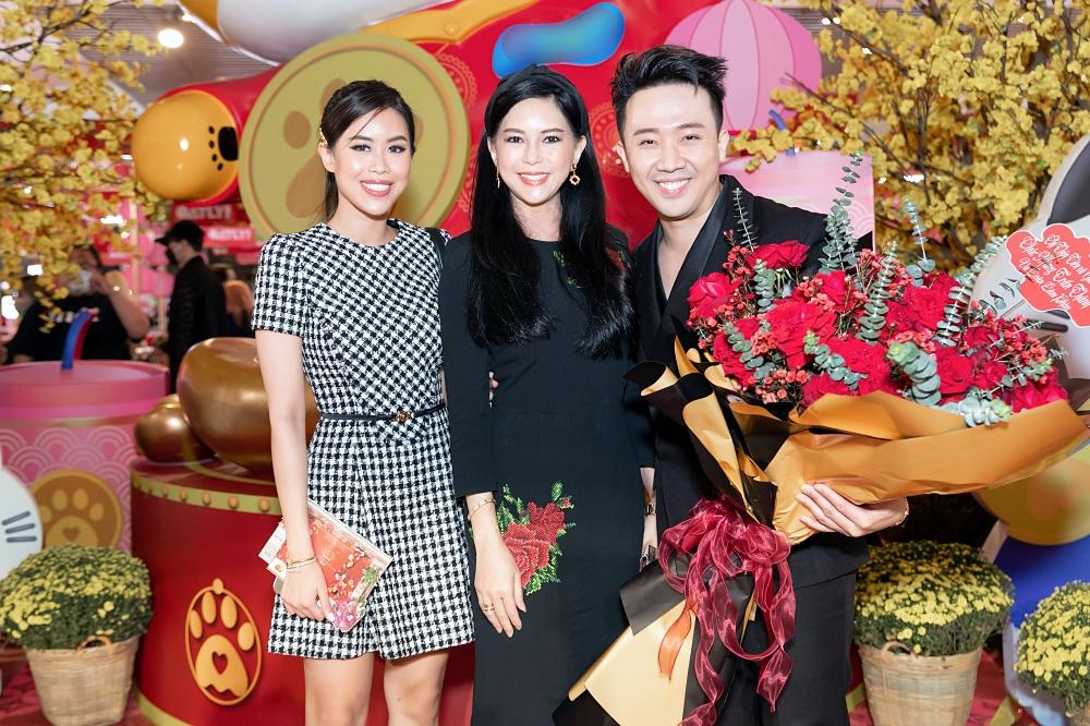 Hari Won tình tứ Trấn Thành, mẹ con Tiên Nguyễn hiếm hoi đi ra mắt phim-5