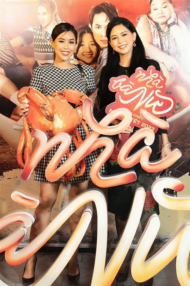 Hari Won tình tứ Trấn Thành, mẹ con Tiên Nguyễn hiếm hoi đi ra mắt phim-6