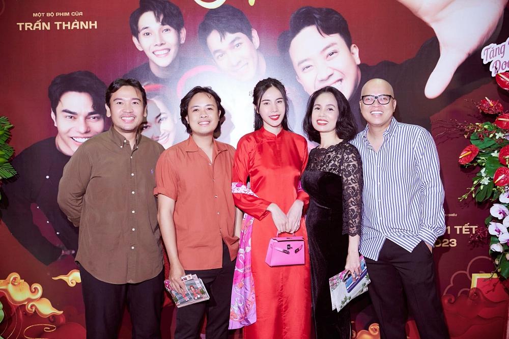 Hari Won tình tứ Trấn Thành, mẹ con Tiên Nguyễn hiếm hoi đi ra mắt phim-8