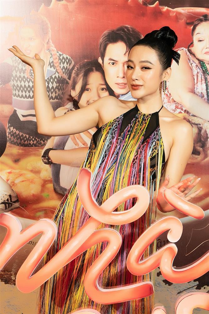 Hari Won tình tứ Trấn Thành, mẹ con Tiên Nguyễn hiếm hoi đi ra mắt phim-11