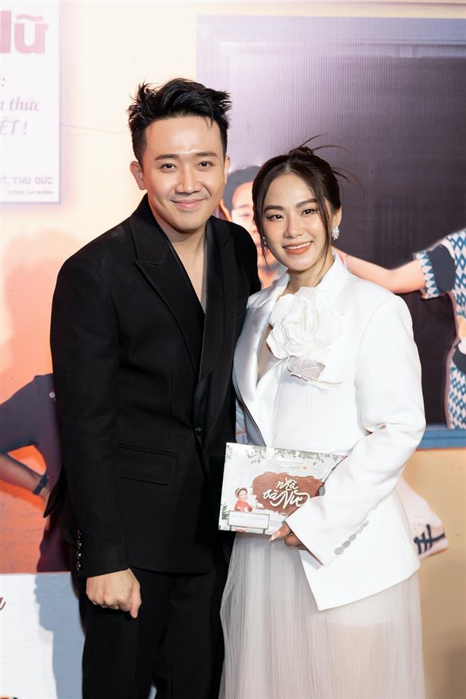 Hari Won tình tứ Trấn Thành, mẹ con Tiên Nguyễn hiếm hoi đi ra mắt phim-13