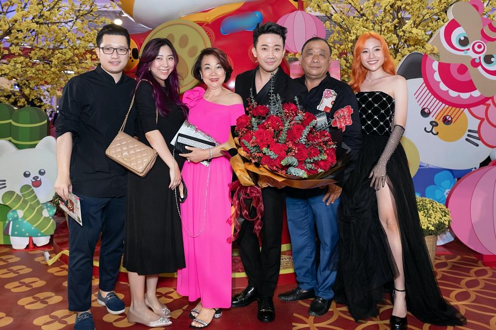 Hari Won tình tứ Trấn Thành, mẹ con Tiên Nguyễn hiếm hoi đi ra mắt phim-7