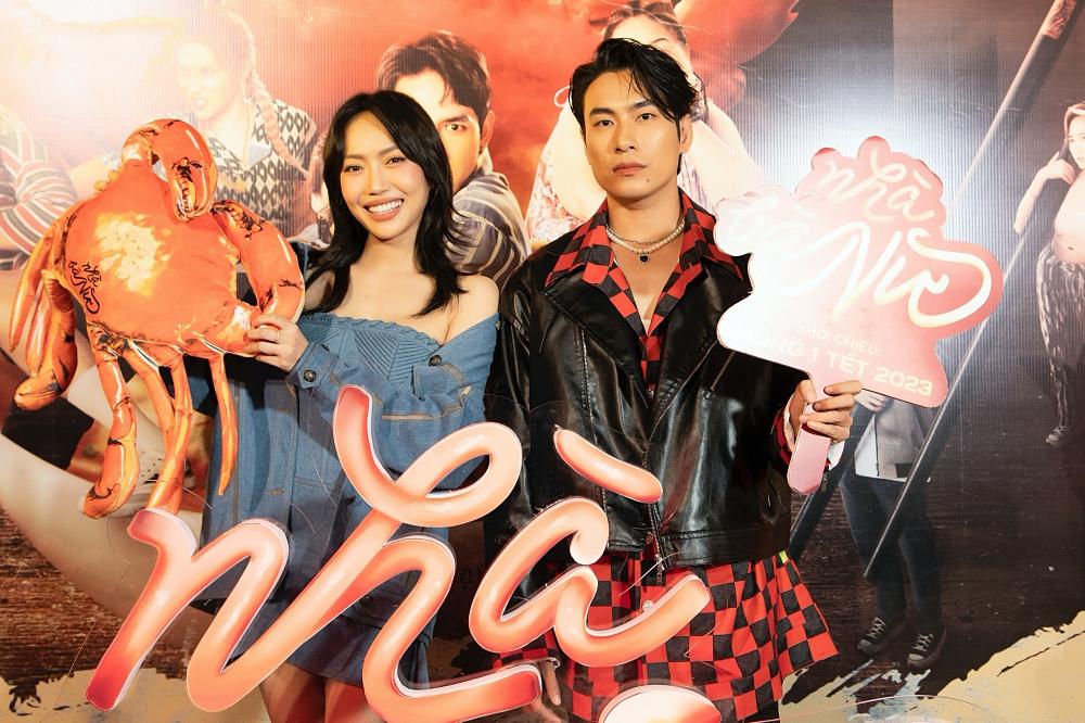 Hari Won tình tứ Trấn Thành, mẹ con Tiên Nguyễn hiếm hoi đi ra mắt phim-14