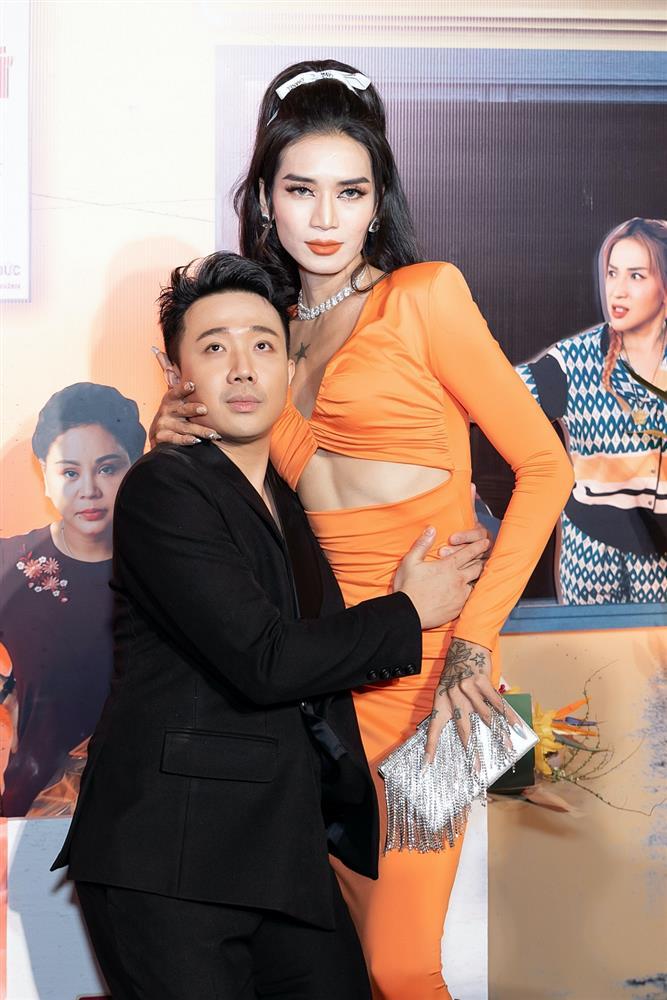 Hari Won tình tứ Trấn Thành, mẹ con Tiên Nguyễn hiếm hoi đi ra mắt phim-18