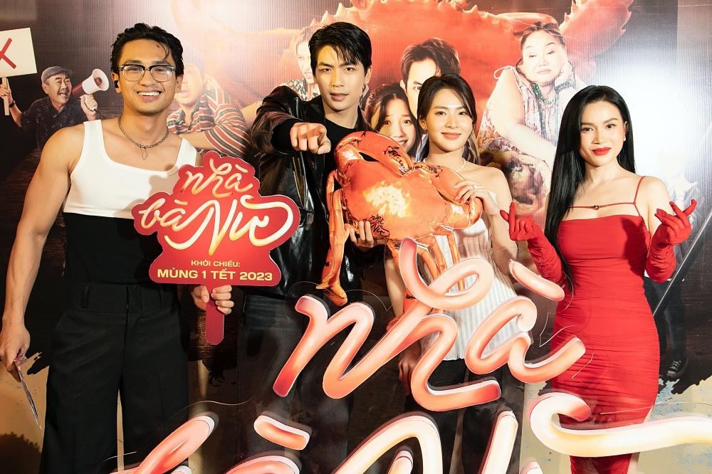 Hari Won tình tứ Trấn Thành, mẹ con Tiên Nguyễn hiếm hoi đi ra mắt phim-22