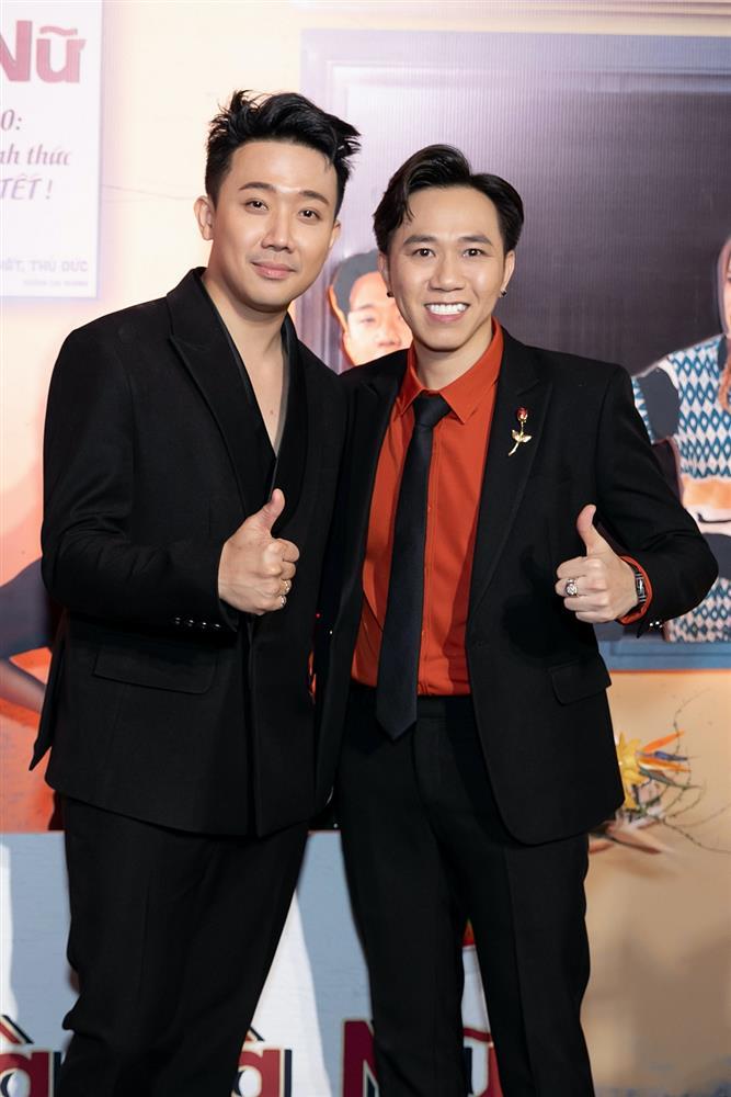 Hari Won tình tứ Trấn Thành, mẹ con Tiên Nguyễn hiếm hoi đi ra mắt phim-26