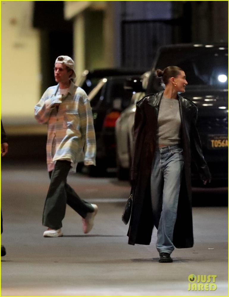 Justin Bieber mặc đồ luộm thuộm đi ăn tối cùng vợ-1