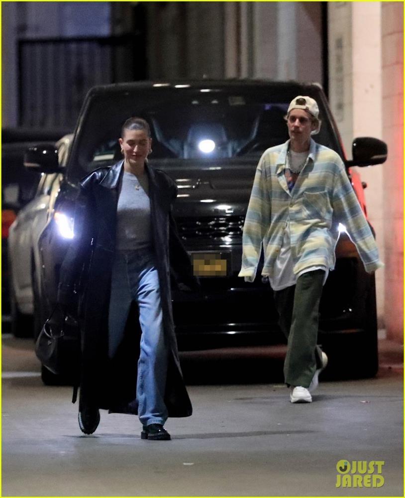 Justin Bieber mặc đồ luộm thuộm đi ăn tối cùng vợ-2