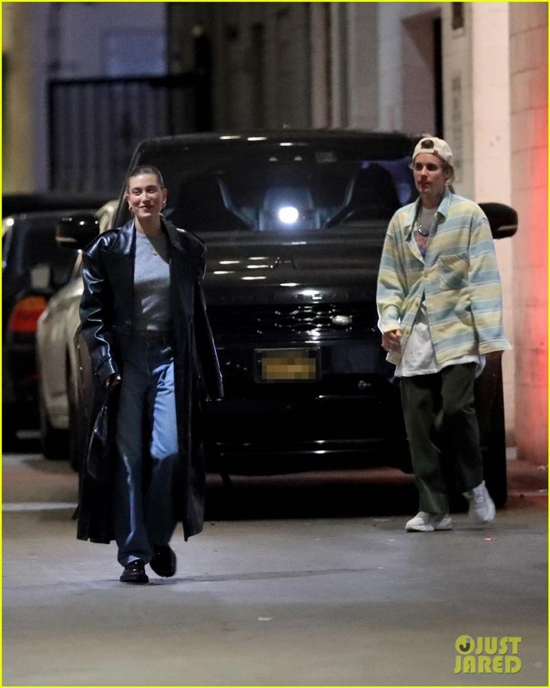 Justin Bieber mặc đồ luộm thuộm đi ăn tối cùng vợ-3