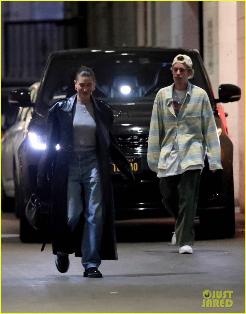 Justin Bieber mặc đồ luộm thuộm đi ăn tối cùng vợ-4