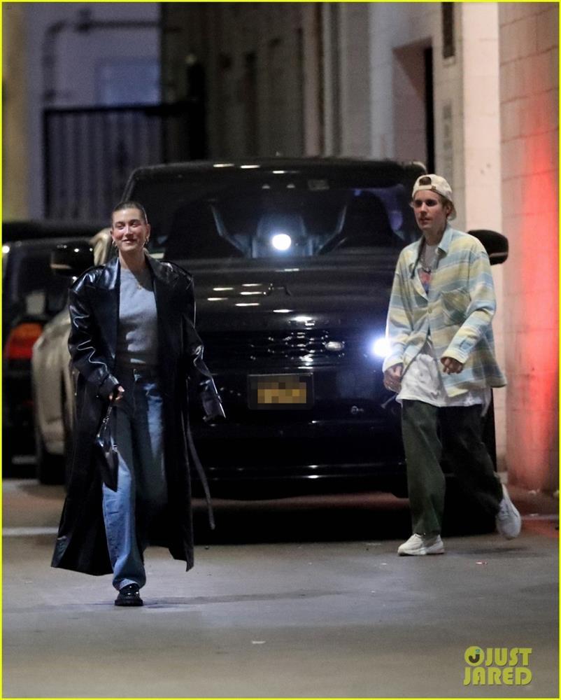 Justin Bieber mặc đồ luộm thuộm đi ăn tối cùng vợ-5